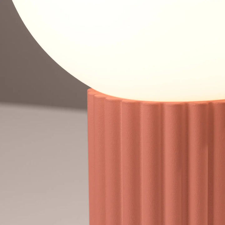 Lampe a poser halo peach avec base côtelée corail et abat-jour sphérique blanc lumineux pour intérieur moderne