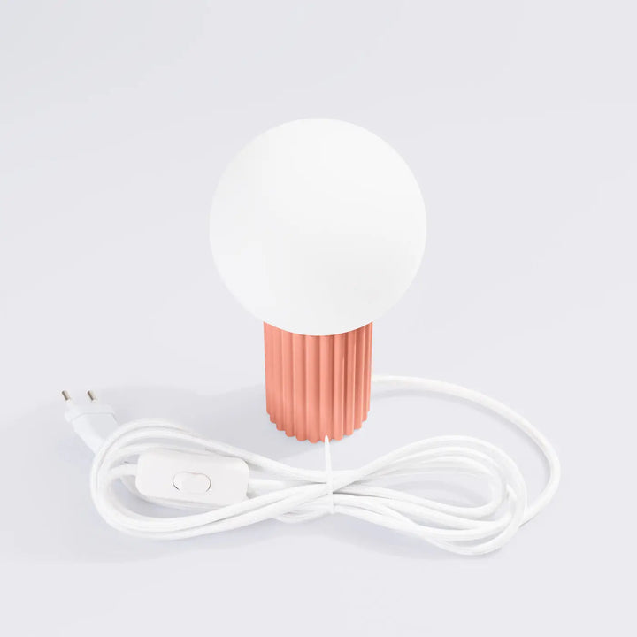 Lampe à poser halo peach avec abat-jour sphérique blanc et base cuivrée texturée avec interrupteur intégré