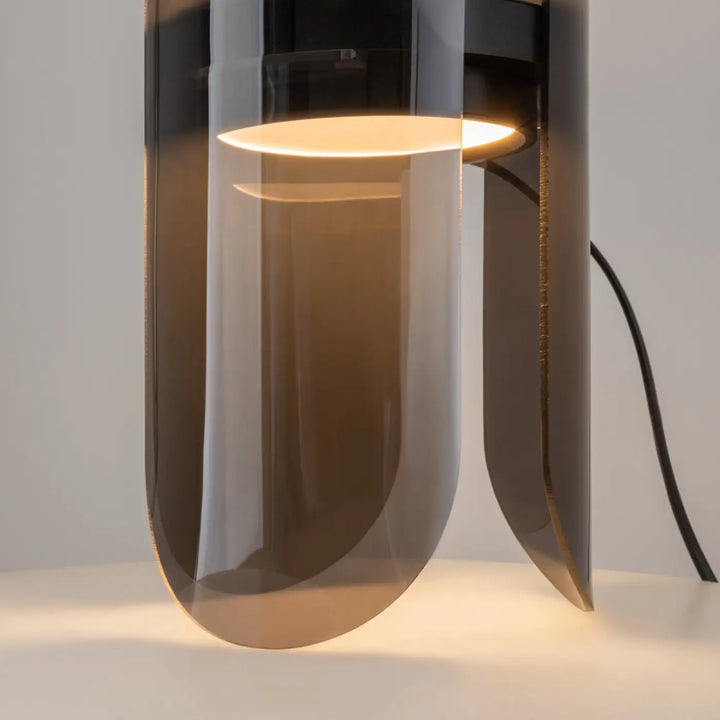 Lampe à poser insight avec diffuseur arrondi en verre fumé ambré et structure en métal noir moderne et élégante