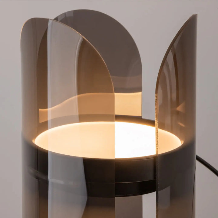 Lampe de chevet insight avec corps en verre fumé translucide et diffuseur arrondi à pétales pour une lampe à poser moderne