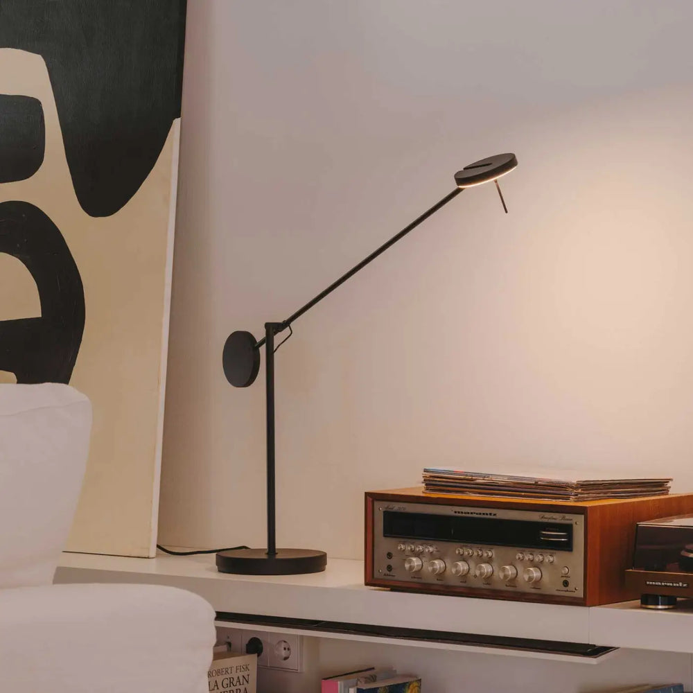 Lampe Invisible noire posée dans un intérieur
