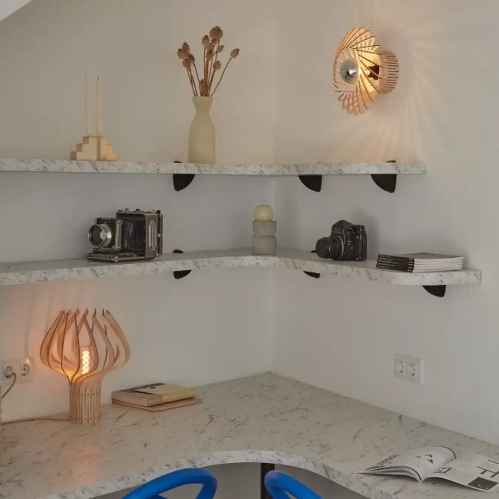 Lampe à poser kapitafunat en bois fsc avec design radial moderne et lumière chaude pour chambre minimaliste