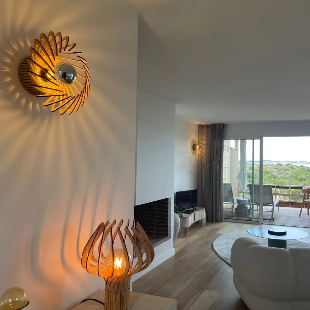 Lampe à poser kaputafunat dorée en bois fsc avec sphère centrale réfléchissante et lamelles boisées en éventail