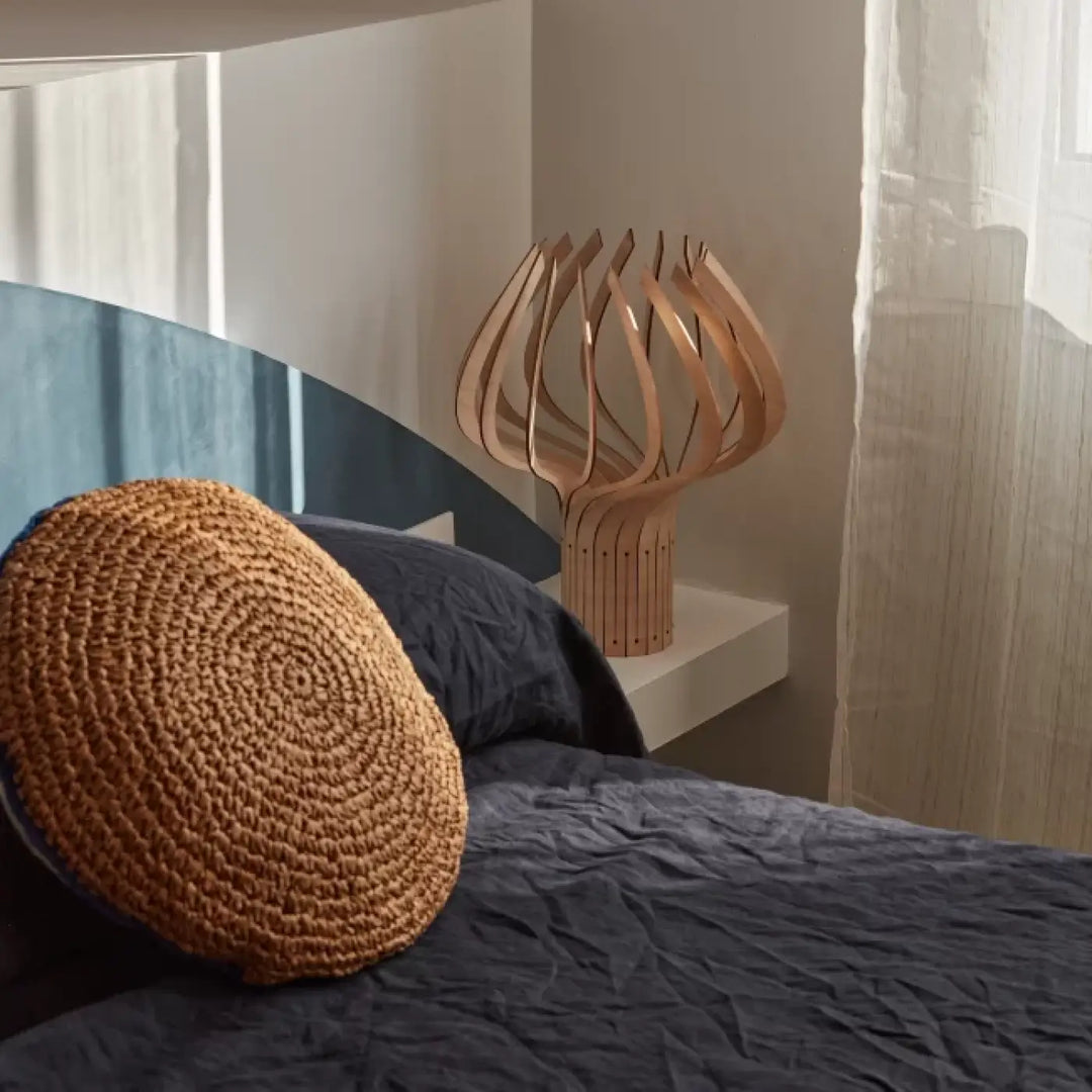 Lampe à poser kaputafunat en bois fsc avec design sculptural et branches aux tons naturels chaleureux