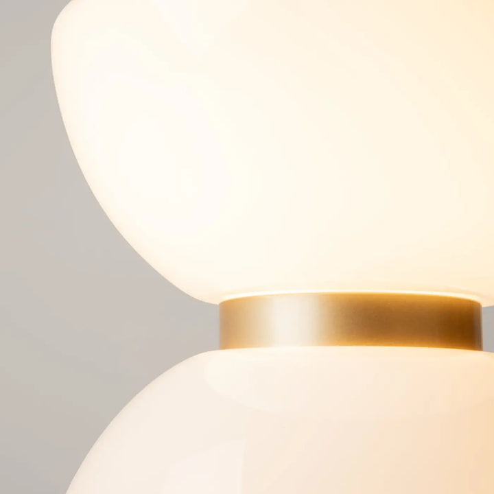 Lampe à poser kyoto led en verre opalin crème avec bande métallique dorée brossée