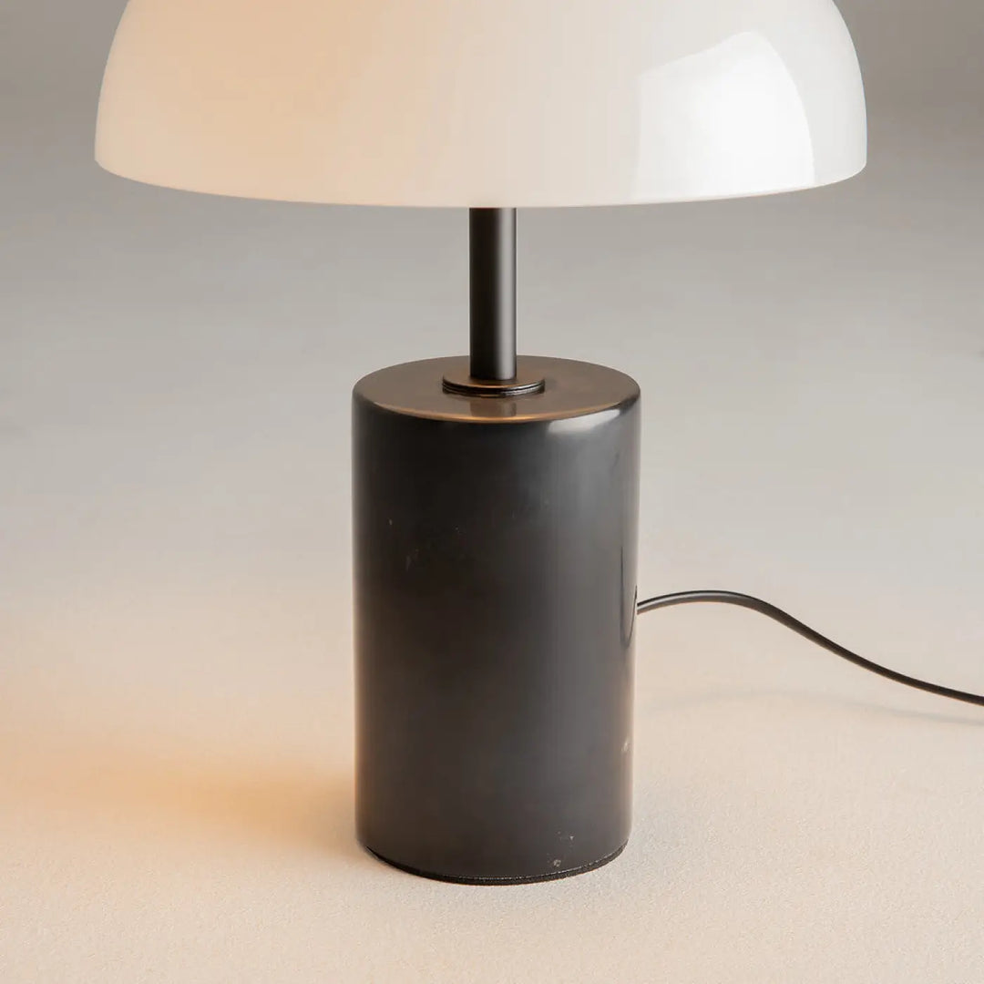 Lampe à poser kyoto led en verre opalin avec un corps cylindrique noir et un abat-jour blanc brillant en forme de dôme