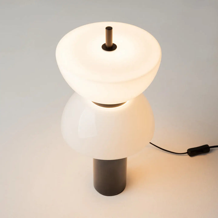 Lampe à poser kyoto led avec deux globes en verre opalin blanc translucide et base cylindrique foncée moderne