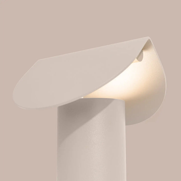 Lampe à poser BISCUIT beige allumée, vue de trois quarts