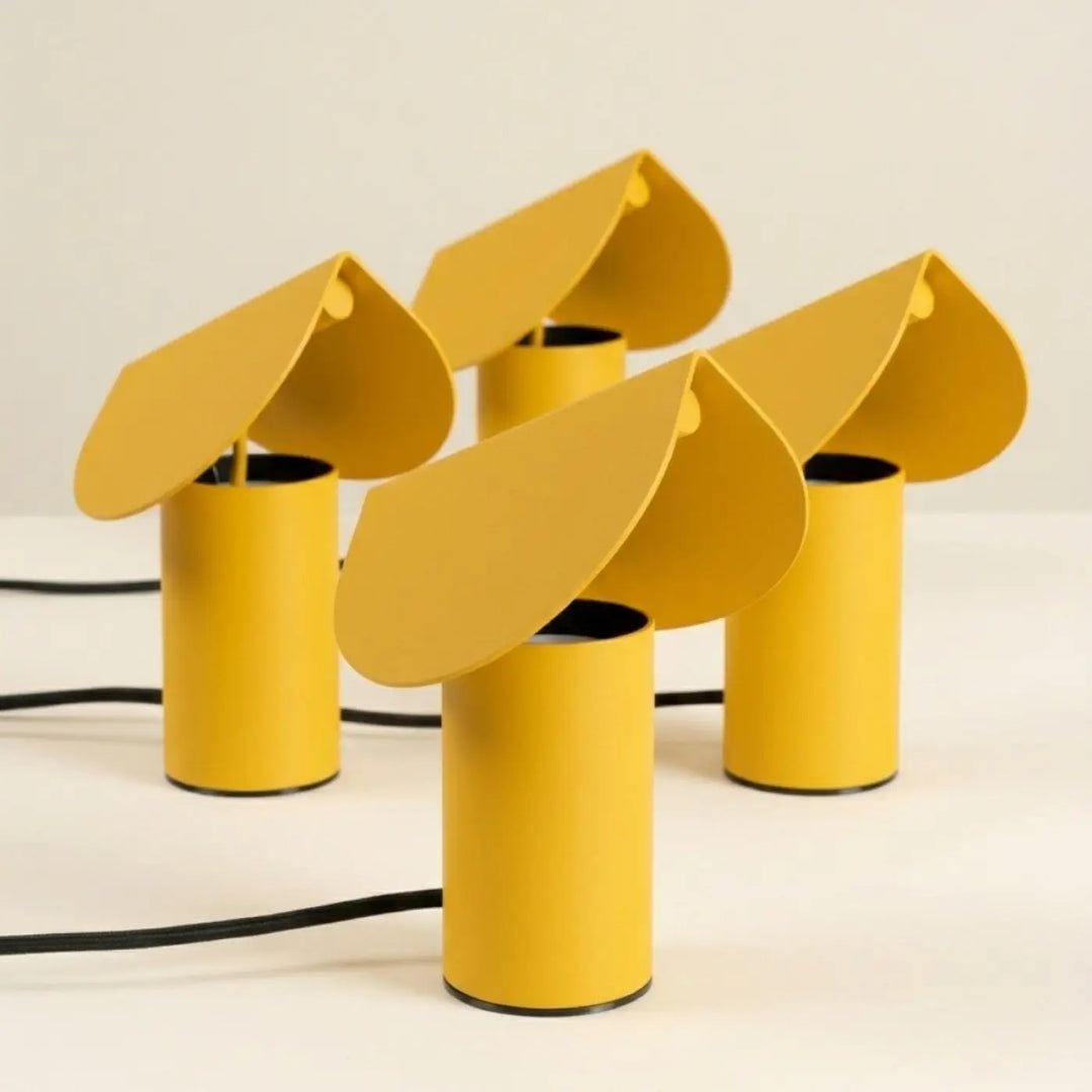 Lampe à poser BISCUIT jaune sur un meuble
