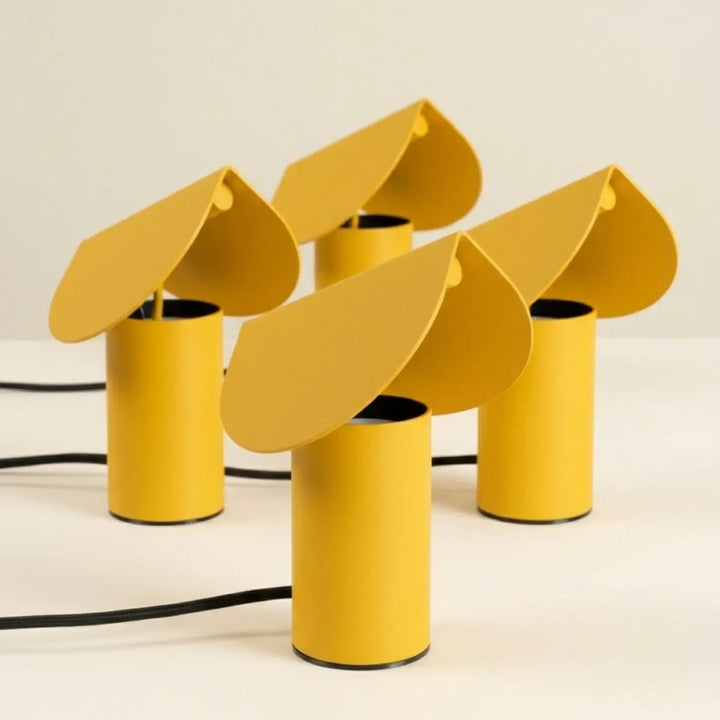 Lampe à poser BISCUIT jaune sur un meuble