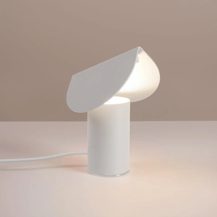 Lampe à poser BISCUIT blanc allumée, sur une table