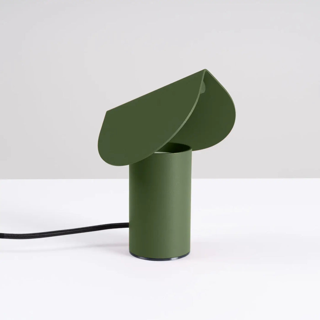 Lampe à poser BISCUIT vert olive éteinte, sur une table
