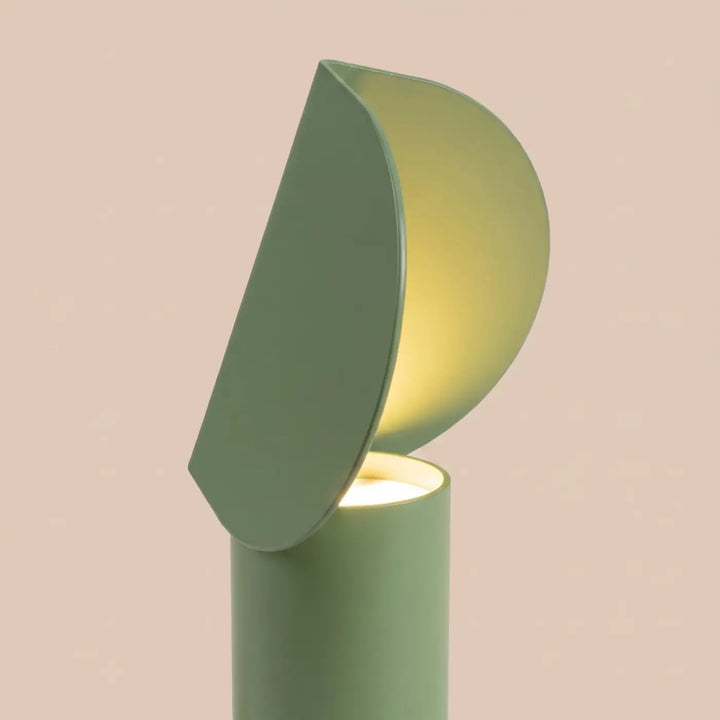 Lampe à poser BISCUIT sauge allumée, vue de profil