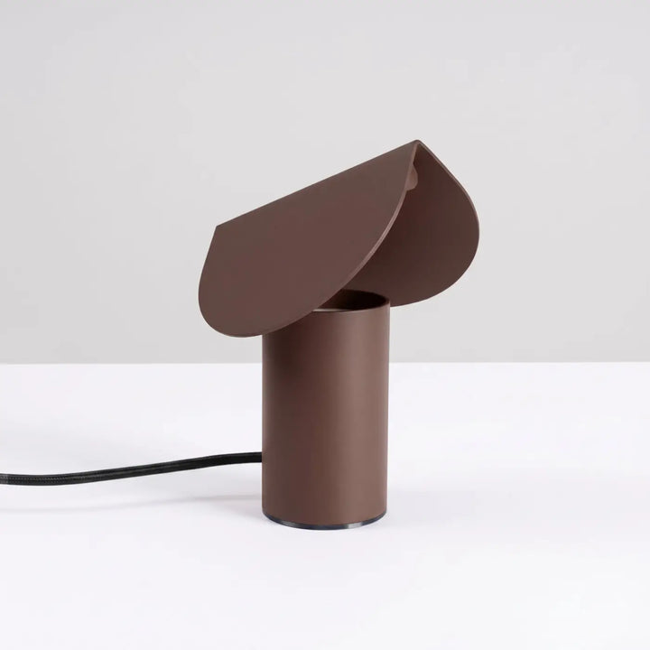 Lampe à poser BISCUIT marron éteinte, sur une table