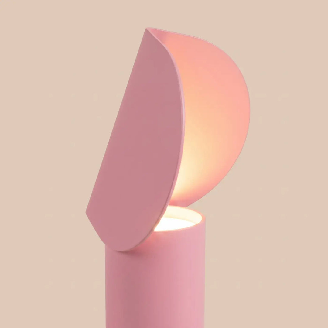 Lampe à poser BISCUIT rose allumée, vue de profil