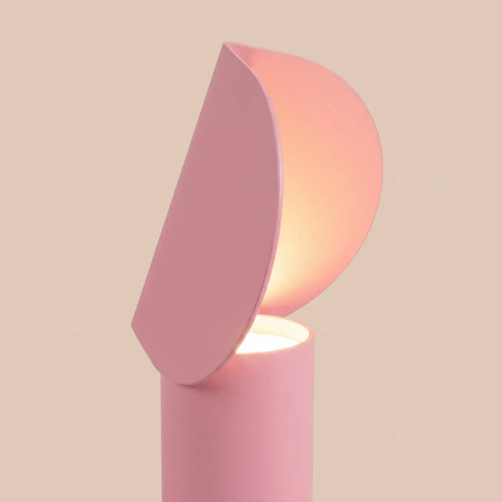 Lampe à poser BISCUIT rose allumée, vue de profil