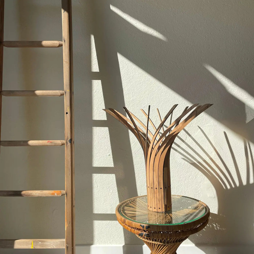 Lampe à poser lampe de chevet a manitj en bois clair avec finition naturelle et support stable style arbre stylisé
