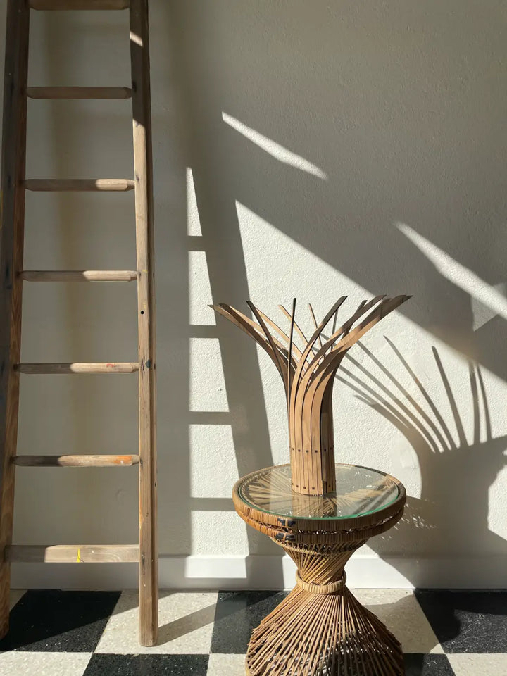 Lampe à poser manche en rotin finition naturelle avec support stable sur table dappoint en osier tressé et verre