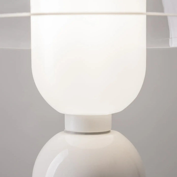 Lampe memory blanche en céramique avec abat jour textile givré idéale comme lampe à poser design minimaliste