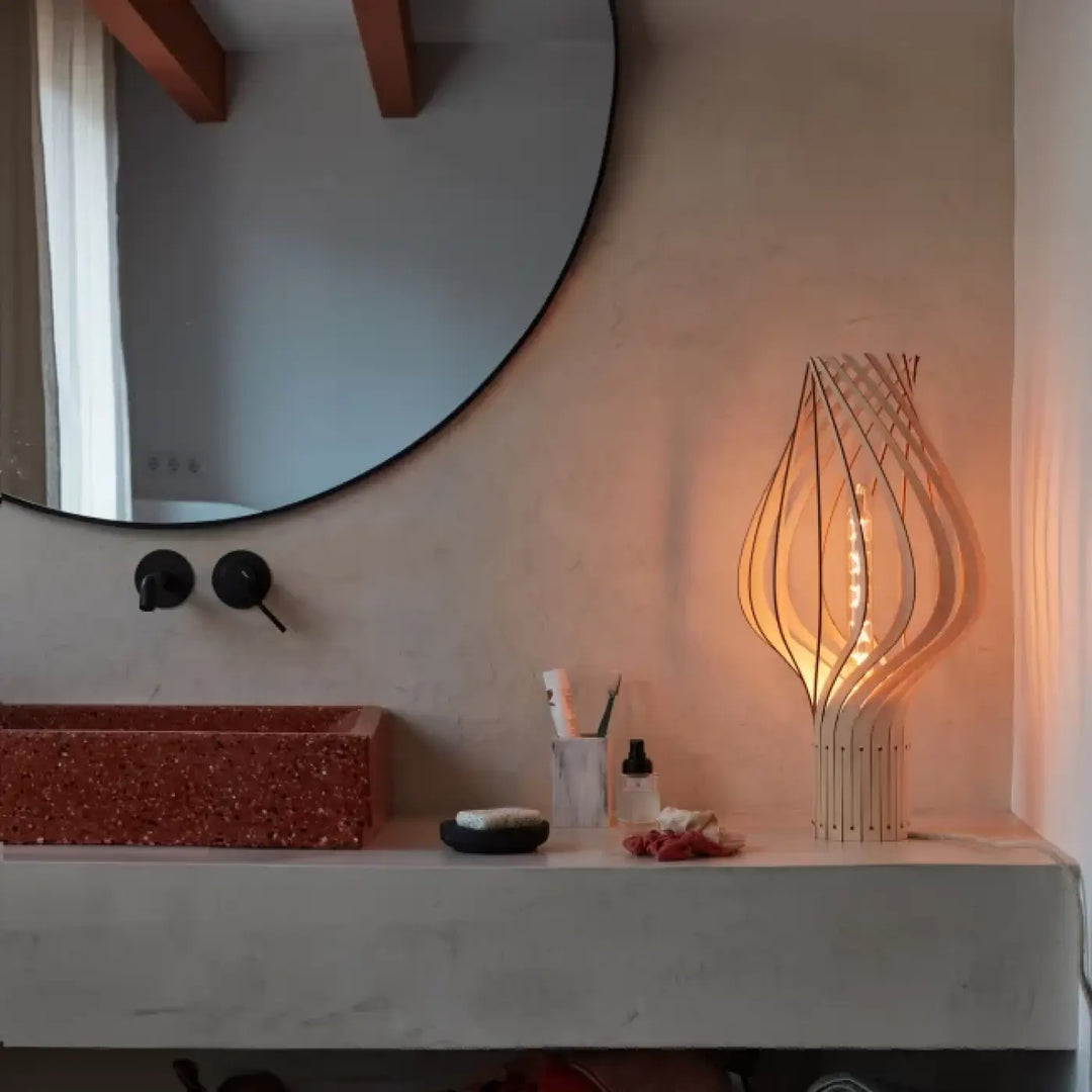 Lampe à poser en bois fsc avec finition naturelle et design sculptural ondulé pour lampe de chevet montenyel