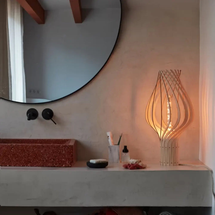 Lampe à poser en bois fsc avec finition naturelle et design sculptural ondulé pour lampe de chevet montenyel