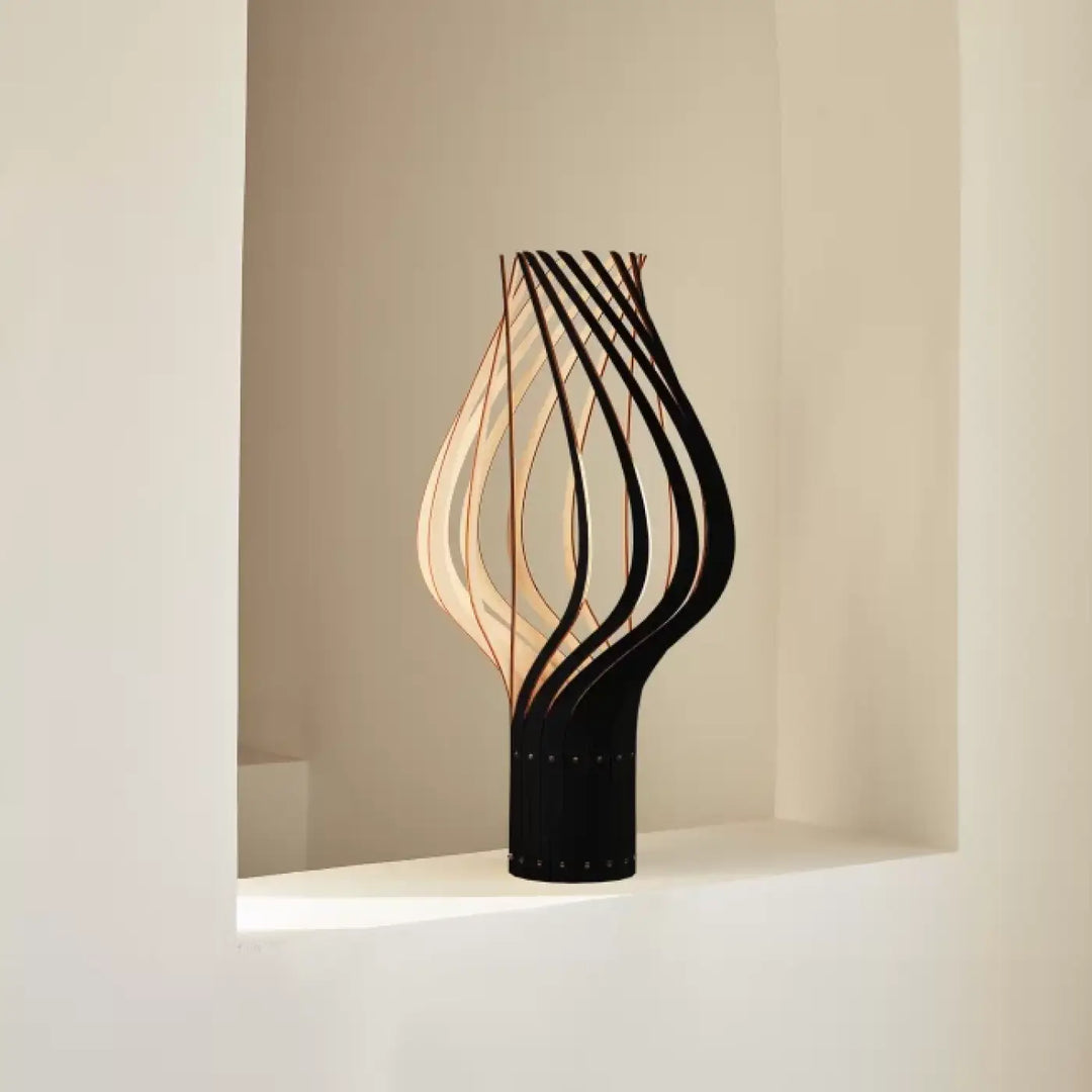 Lampe à poser montenyel en bois fsc finition naturelle avec lignes courbes élégantes et silhouette organique en noir et bois clair