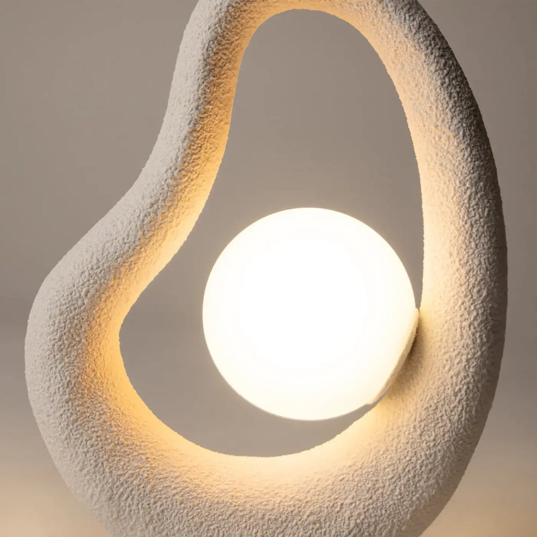 Lampe à poser en céramique blanche texturée avec socle sculptural et ampoule sphérique pour objet d’art wabi-sabi