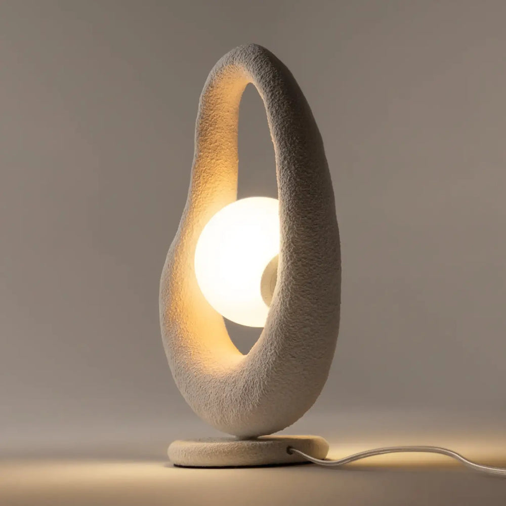 Lampe à poser lambe de chevet opus wabi-sabi avec socle sculptural en céramique texturée ivoire et objet d’art minimaliste