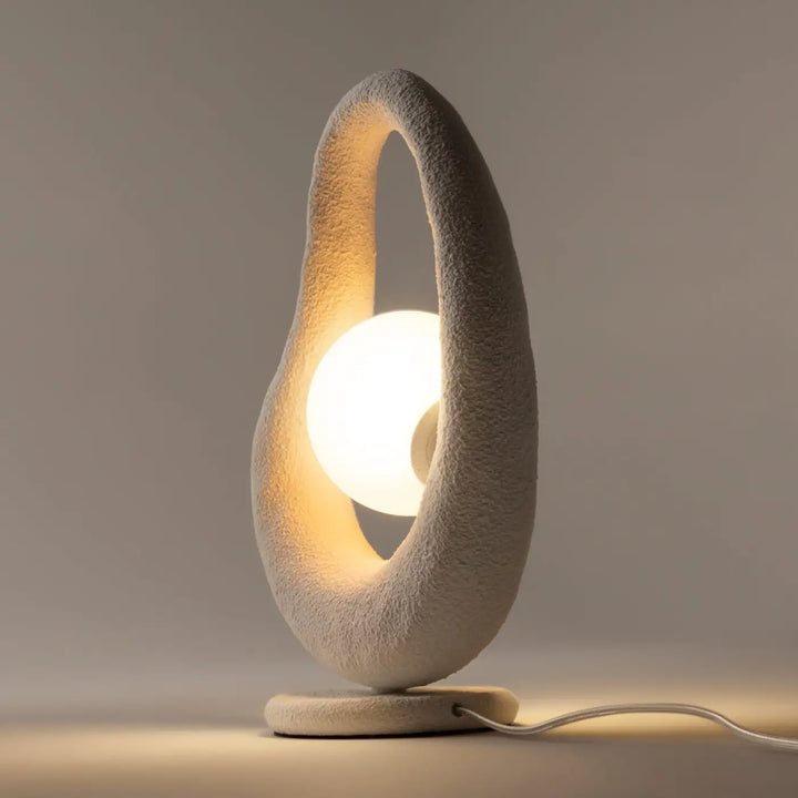 Lampe à poser lambe de chevet opus wabi-sabi avec socle sculptural en céramique texturée ivoire et objet d’art minimaliste