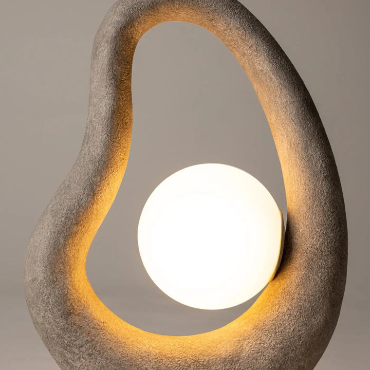 Lampe à poser sculpturale lampe de chevet opus wabi sabi socle sculptural en béton gris avec ampoule sphérique blanche