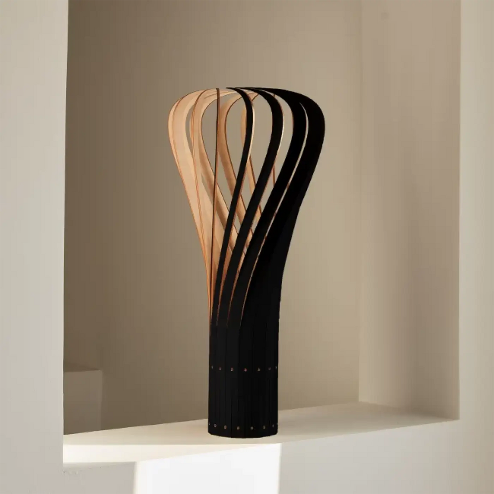 Lampe de chevet püntakapanel en bois clair et noir avec design sculptural moderne pour poser püntakapanel piatoni