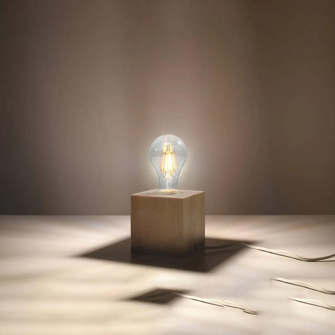 Lampe à poser bois naturel allumée