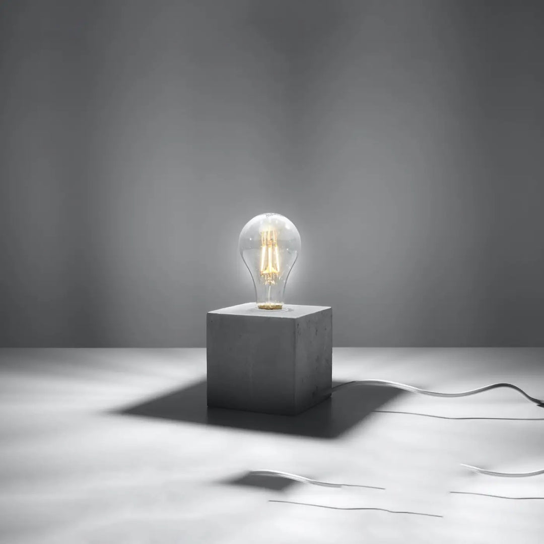 Lampe à poser gris allumée