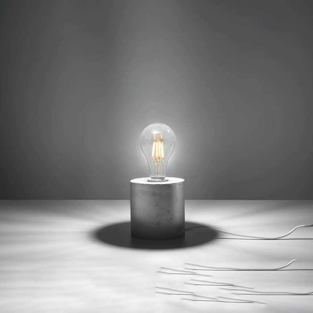 Lampe à poser gris allumée