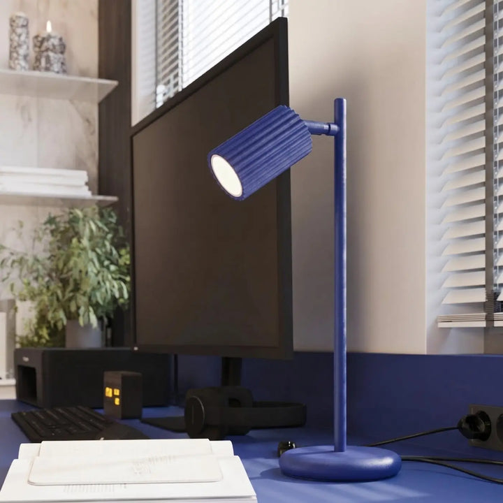 Lampe de Chevet outremer allumée, vue rapprochée
