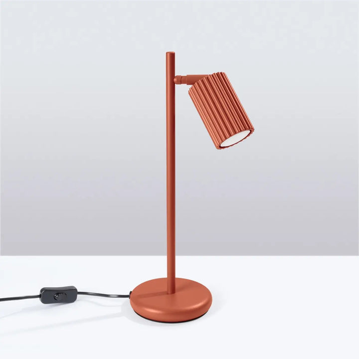 Lampe de Chevet ocre rouge éteinte, vue rapprochée