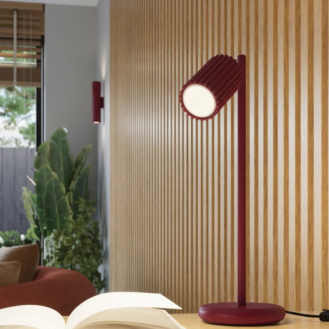 Lampe de Chevet bordeaux allumée, vue rapprochée