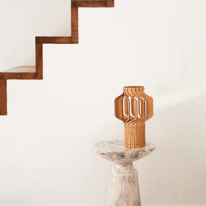 Lampe à poser tjinkwe fråd en bois fsc clair avec design géométrique sur socle en marbre élégant