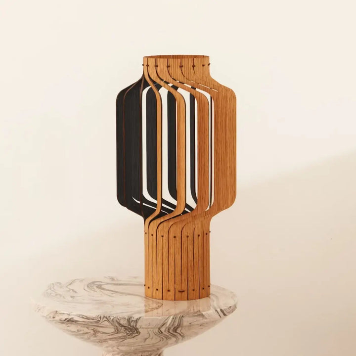 Lampe à poser tjinkwe fråd en bois fsc avec un vase en bois moderne à design géométrique clair et foncé