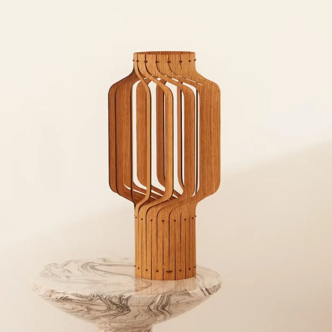 Lampe à poser tjinkwe fråd en bois fsc avec un vase moderne en bois à design géométrique et détails en clous subtils