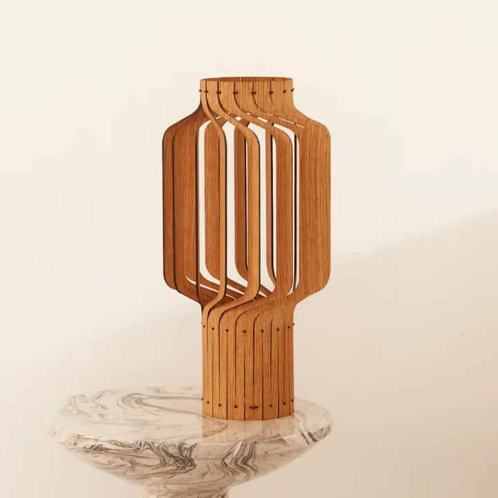 Lampe à poser tjinkwe fråd en bois fsc avec un vase moderne en bois à design géométrique et détails en clous subtils