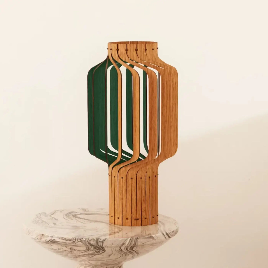 Lampe à poser en bois fsc tjinkwe fråd avec design géométrique superposé naturel et panneaux verts profonds