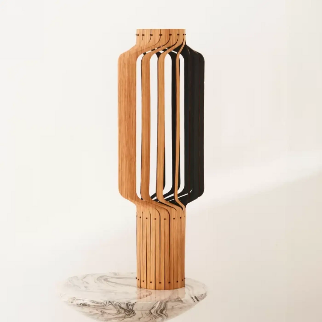 Lampe à poser tjinkwe fråd en bois fsc avec un vase en bois minimaliste à lanières claires et foncées verticales