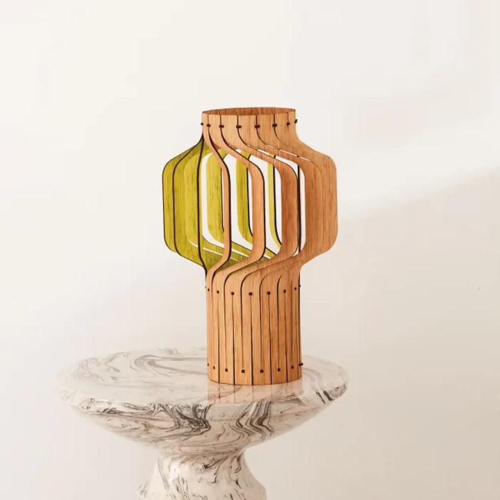 Lampe à poser lampe de chevet tjinkwe fråd en bois fsc avec design géométrique et panneaux en verre vert lime translucide