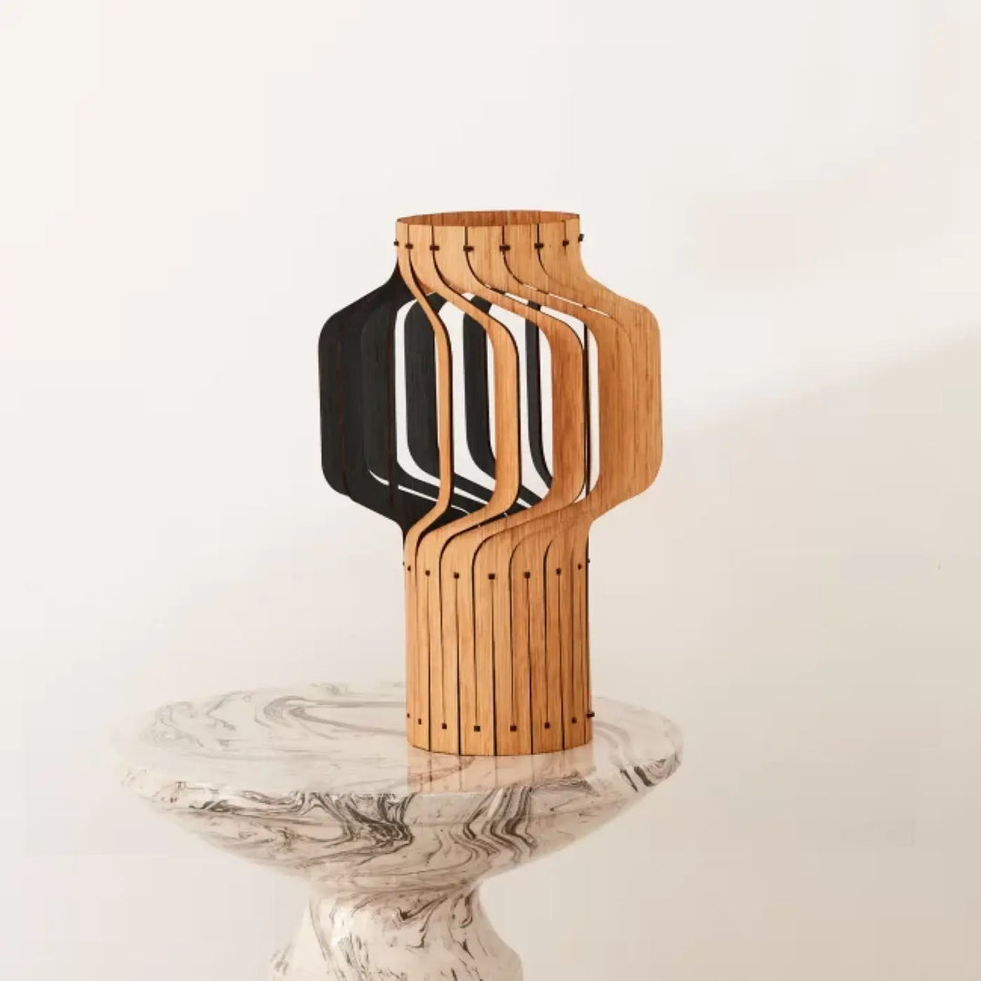 Lampe à poser tjinkwe fråd en bois fsc avec design géométrique contemporain et accents noirs