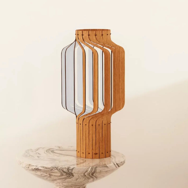 Lampe à poser lampe de chevet tjinkwe fråd en bois fsc avec design géométrique en bois et panneaux en verre transparent