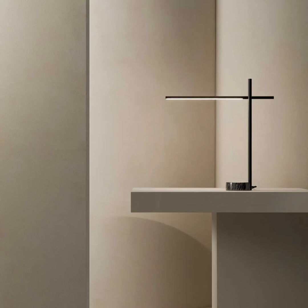 Lampe à poser Tubs orientable posée dans un intérieur