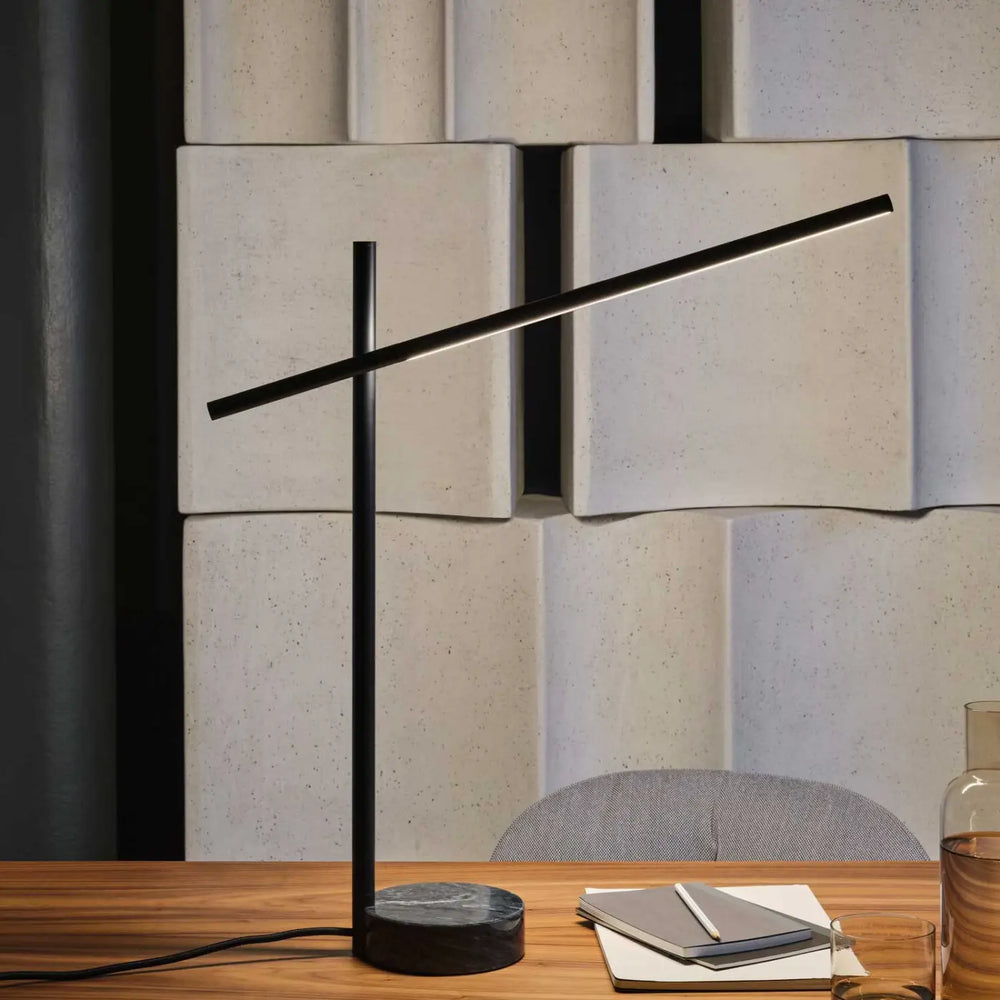 Lampe à poser Tubs en métal noir et marbre dans un intérieur