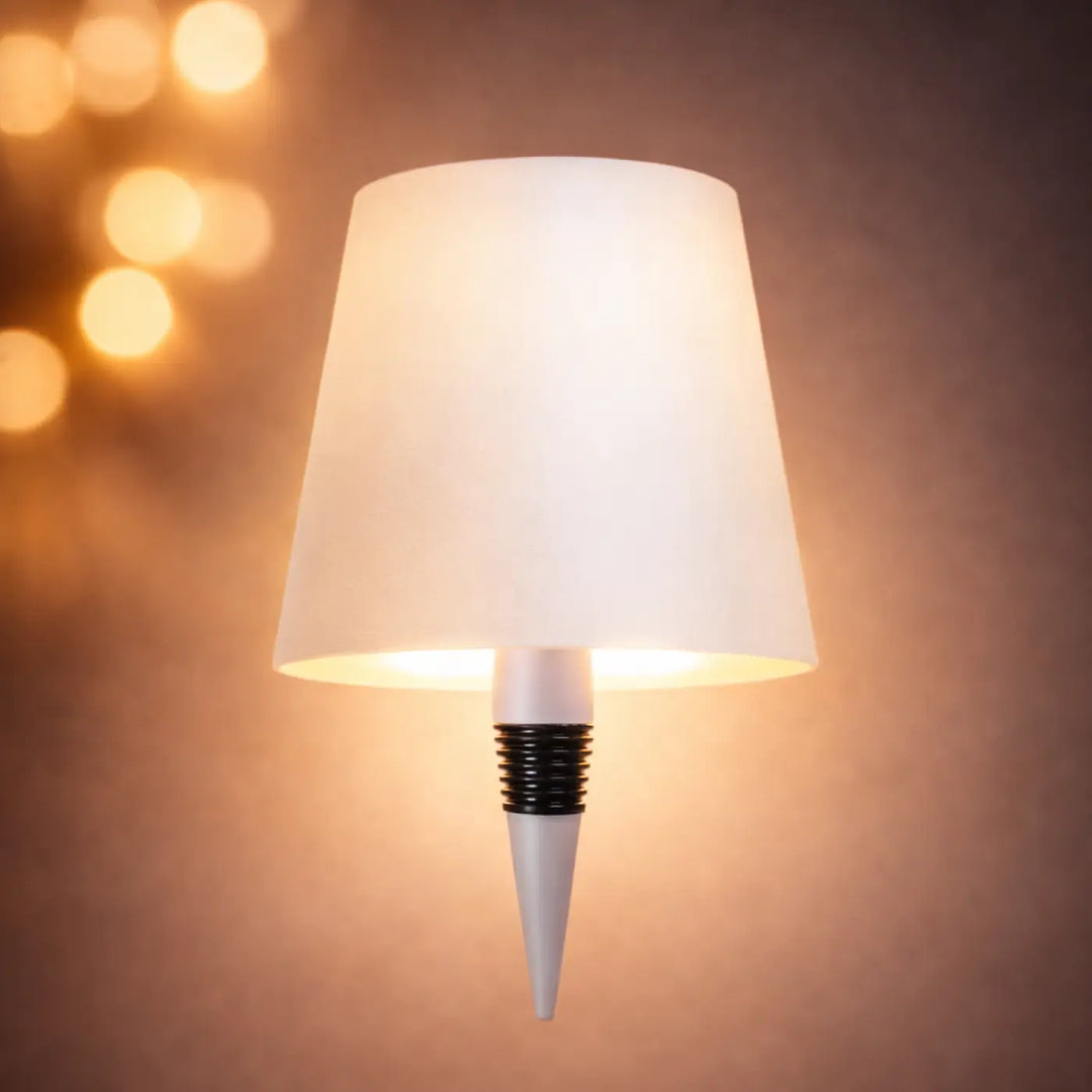 Lampe winny lampe rétro chic blanche avec abat-jour effilé et bande noire texturée au design moderne
