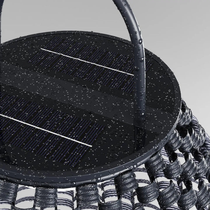 Lanterne nomade tissée noire avec panneau solaire sur le dessus idéale comme lampe solaire extérieure plet led